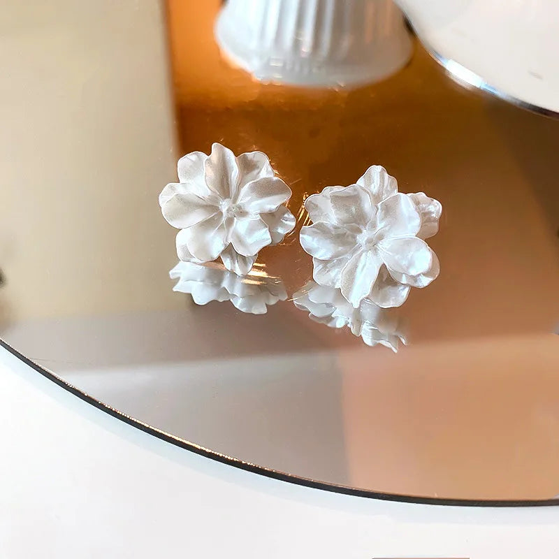 Acrylic White Camellia Flower Stud Earrings for Women Elegant Fashion Jewelry for Parties Weddings and Special Occasions