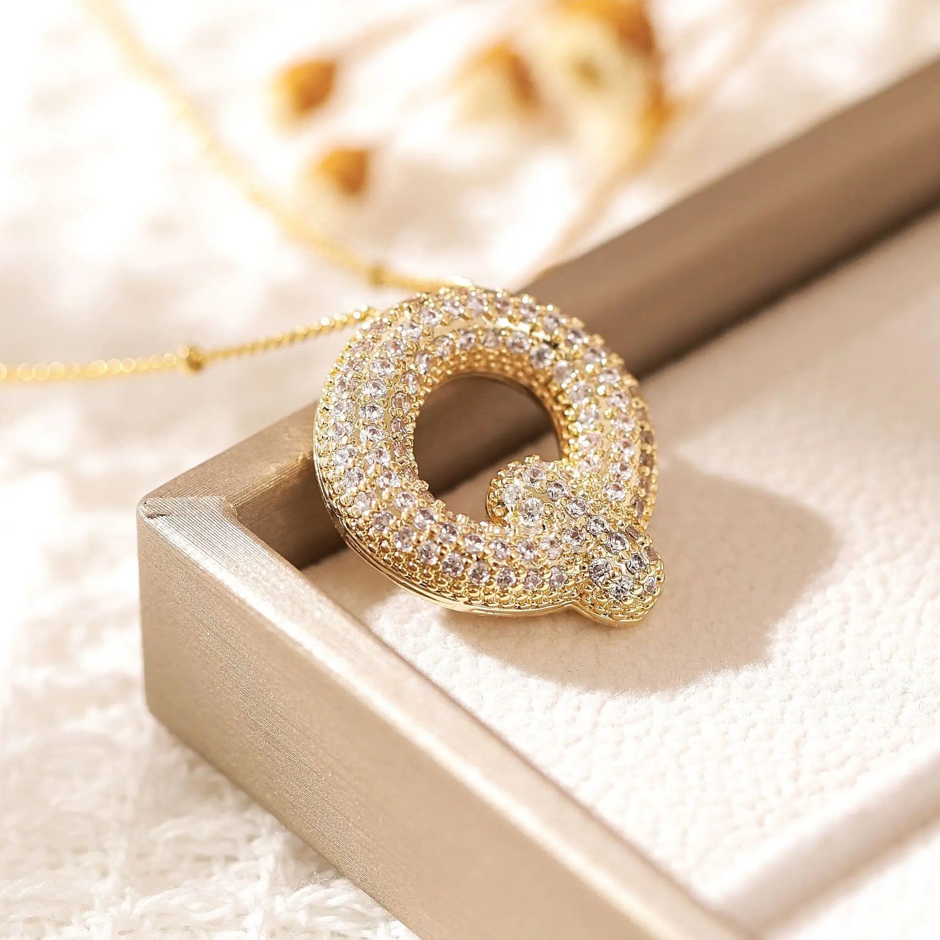 Exquisite Copper Gold-plated Zircon Pendant Minimalist Collarbone Chain Balloon Letter Necklace for Women