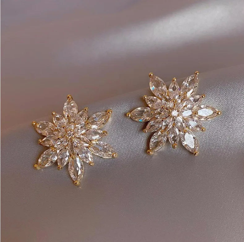 Korea Fashion Black Zircon Flower Stud Earrings for Women Shiny Wedding and Party Jewelry