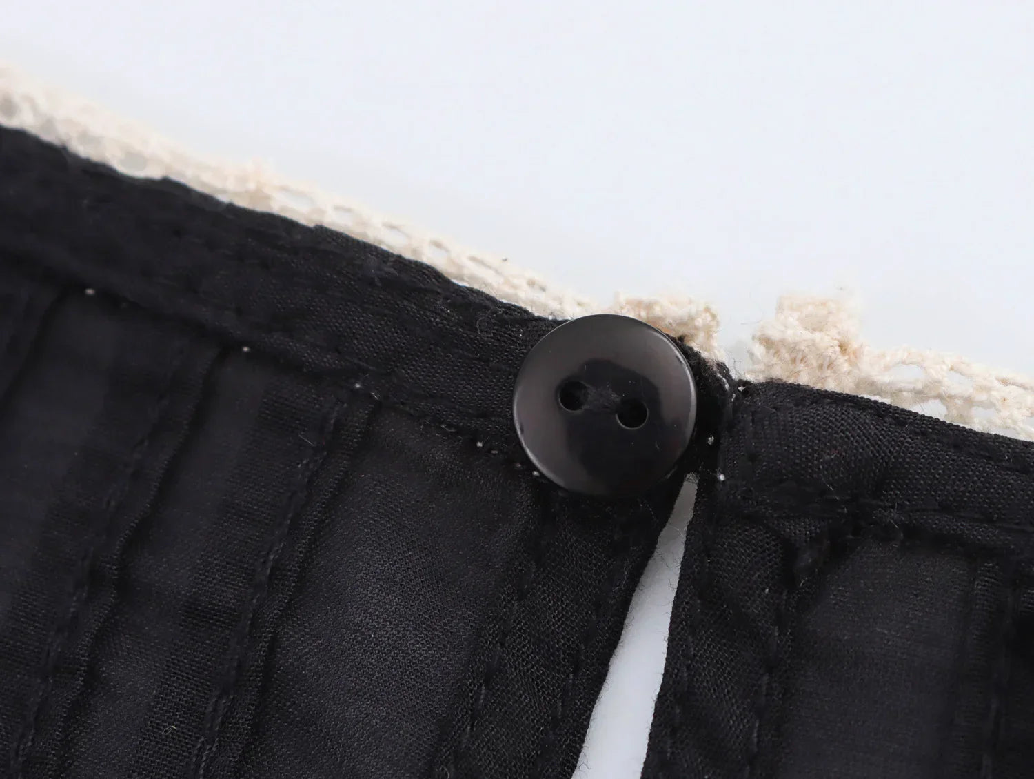 Women's Contrasting Color Embroidered Shirt with Round Neck Puff Sleeves and Loose Hem Casual Chic Top for Spring and Summer