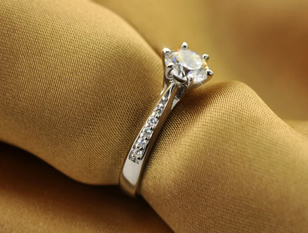 Luxury 925 Sterling Silver Classic Six Claw Diamond Engagement Ring for Women