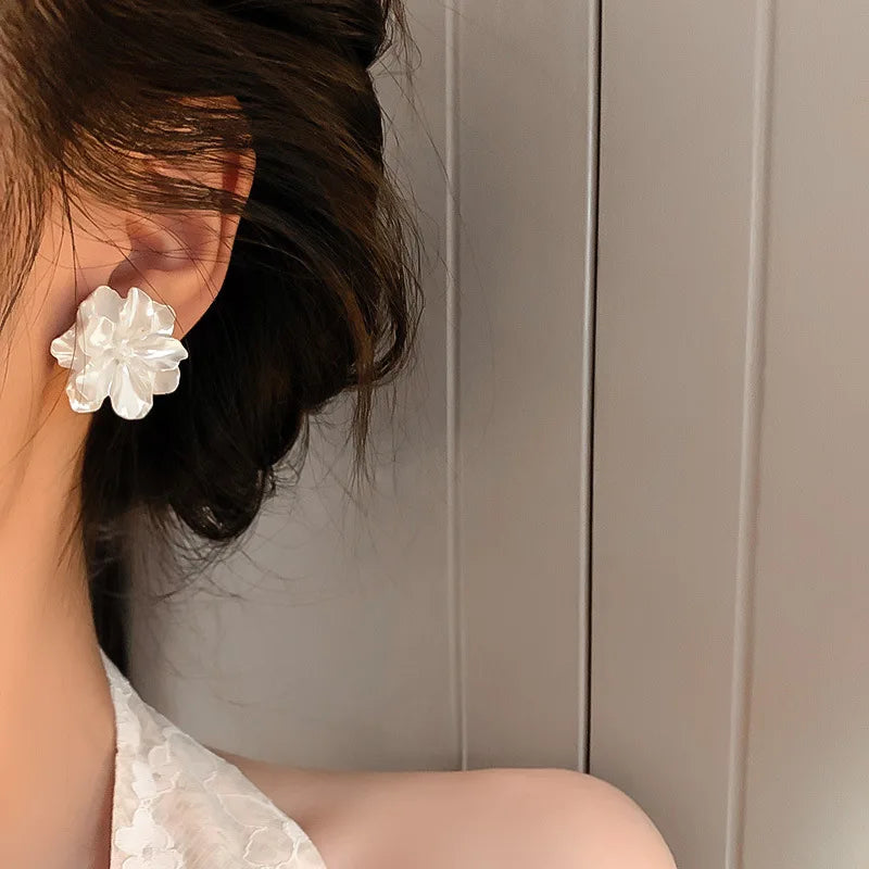 Acrylic White Camellia Flower Stud Earrings for Women Elegant Fashion Jewelry for Parties Weddings and Special Occasions