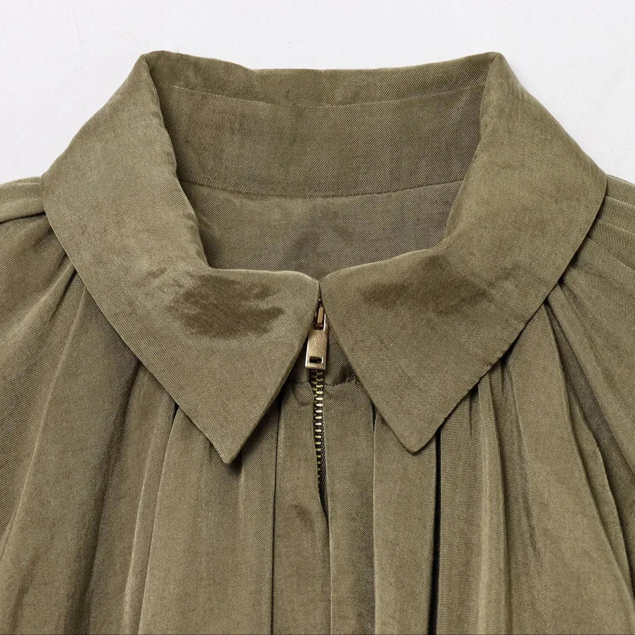 Women Vintage Pleated Blouse Loose Lapel Lantern Sleeves Front Zipper Solid Color Chic Commuter Shirt for Spring and Summer