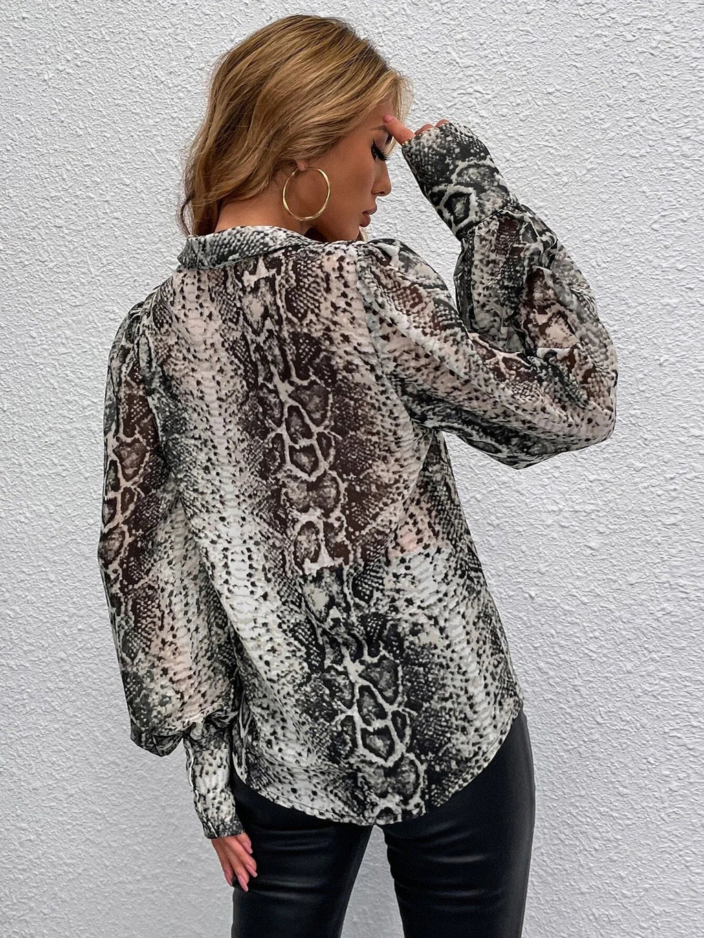 Women's Casual Long-Sleeved Snakeskin Print Shirt Lightweight Blouse with Relaxed Fit and Stylish Animal Pattern