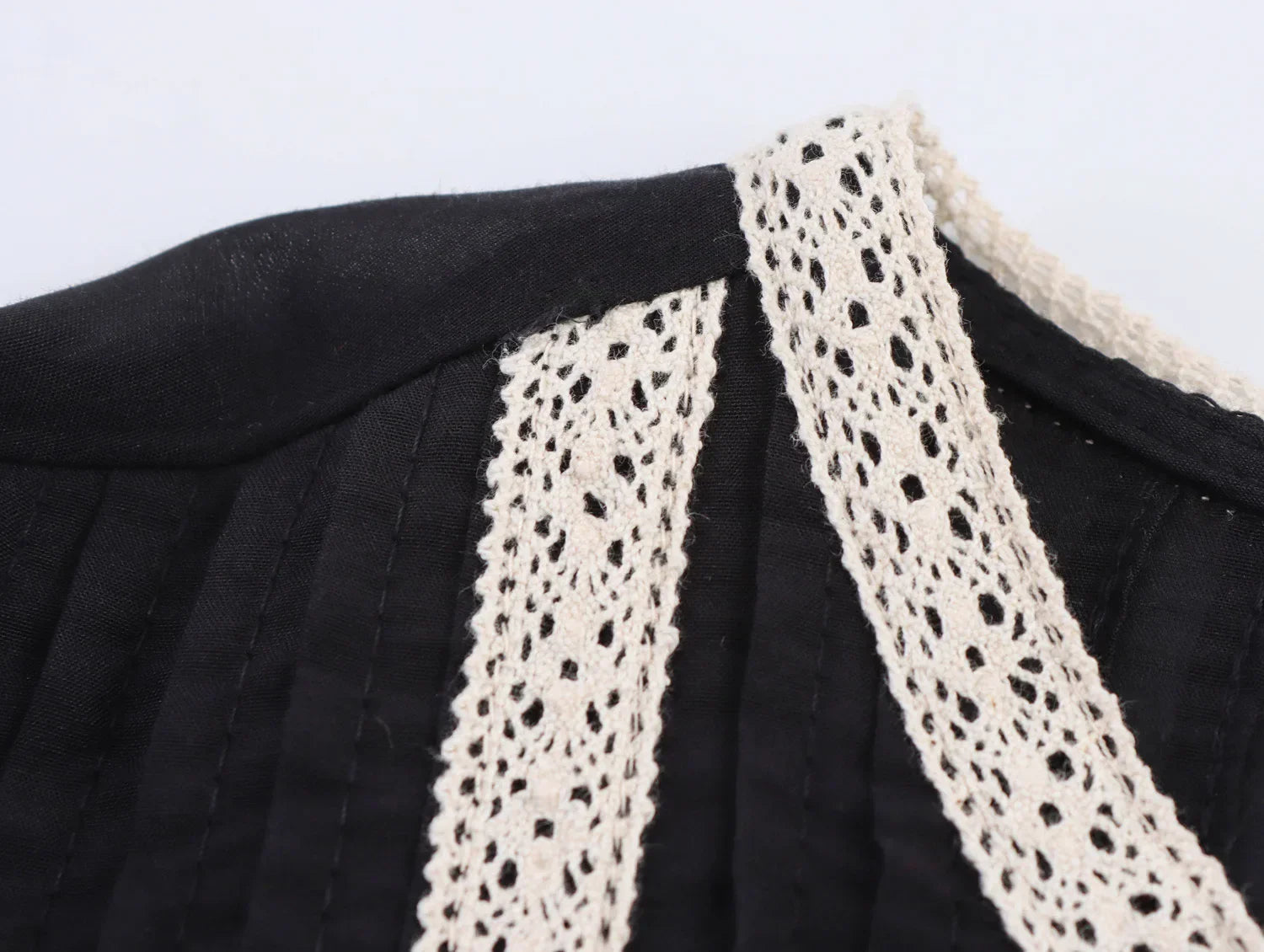 Women's Contrasting Color Embroidered Shirt with Round Neck Puff Sleeves and Loose Hem Casual Chic Top for Spring and Summer