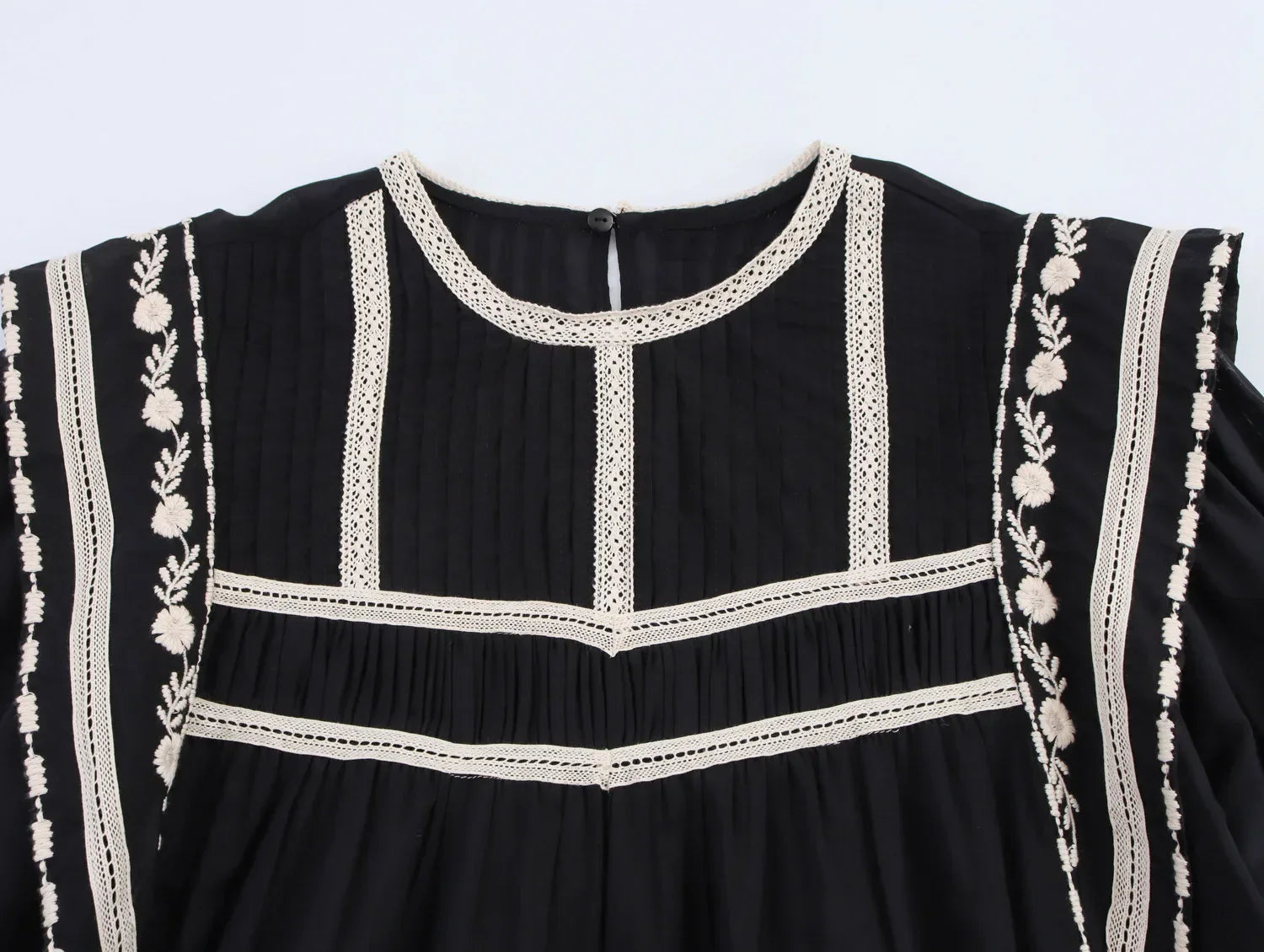 Women's Contrasting Color Embroidered Shirt with Round Neck Puff Sleeves and Loose Hem Casual Chic Top for Spring and Summer