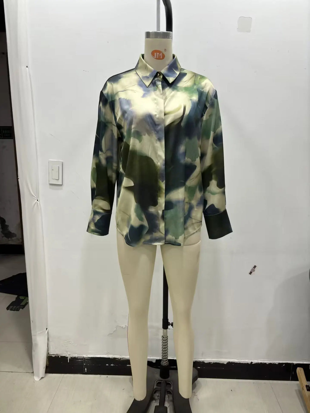 Elegant Printed Silk Satin Lapel Long Sleeve Shirt for Women with Soft Texture and Stylish Fit