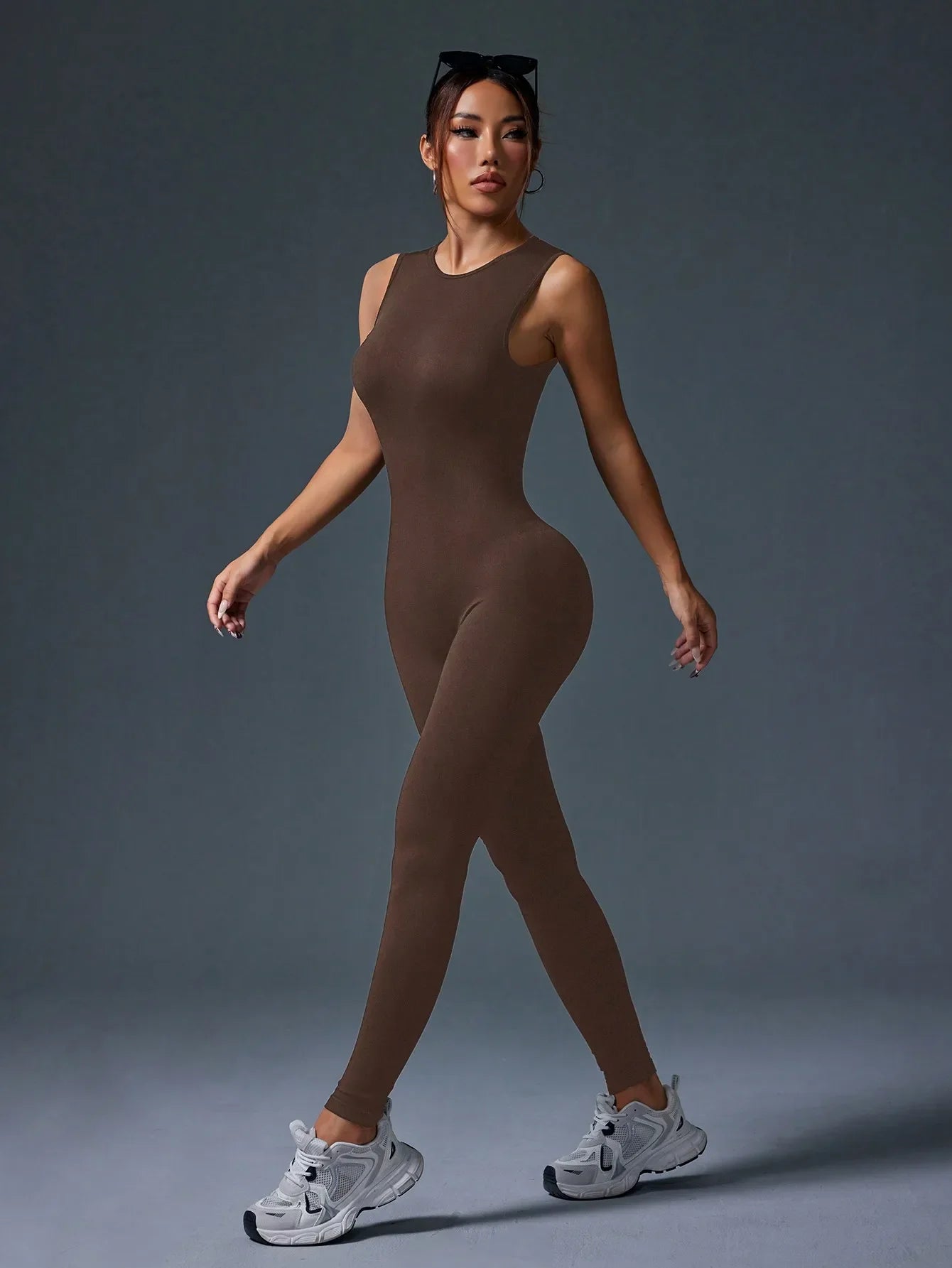 Slim Fit Sleeveless Crewneck Jumpsuit with Zipper Closure Seamless Long Sports Yoga Tracksuit for Women