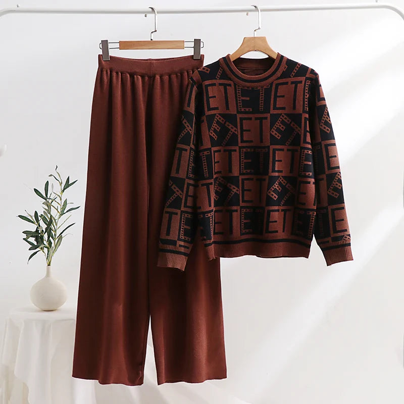 Elegant Women's Knitted Two Piece Tracksuit Set Loungewear with Knit Pants in Black and White