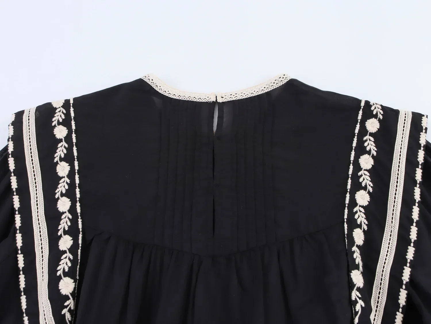 Women's Contrasting Color Embroidered Shirt with Round Neck Puff Sleeves and Loose Hem Casual Chic Top for Spring and Summer