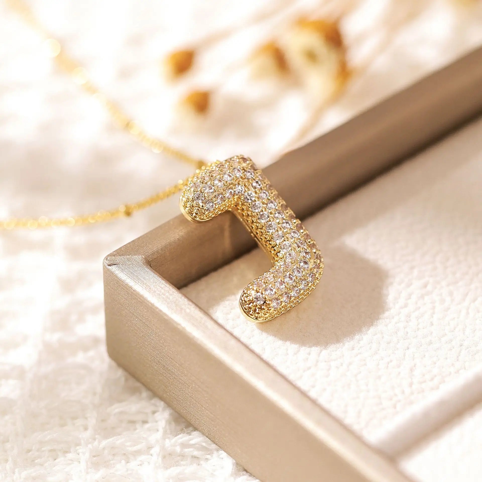 Exquisite Copper Gold-plated Zircon Pendant Minimalist Collarbone Chain Balloon Letter Necklace for Women