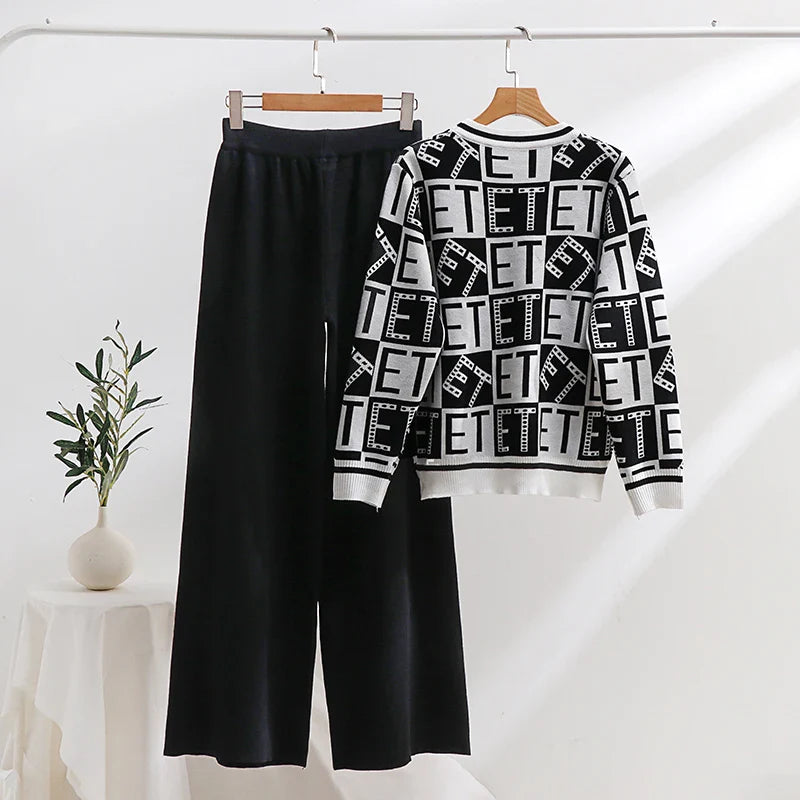Elegant Women's Knitted Two Piece Tracksuit Set Loungewear with Knit Pants in Black and White