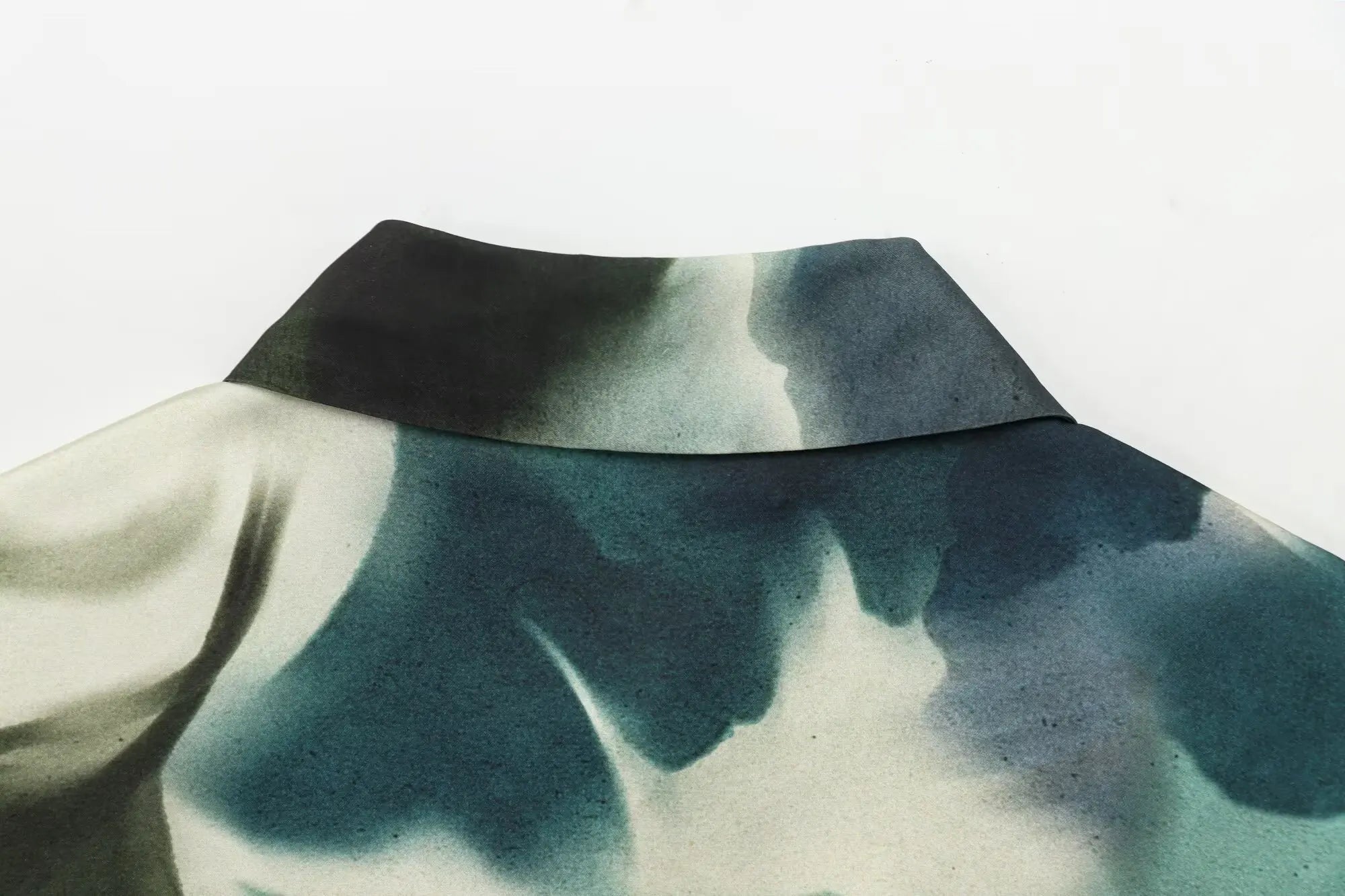 Elegant Printed Silk Satin Lapel Long Sleeve Shirt for Women with Soft Texture and Stylish Fit