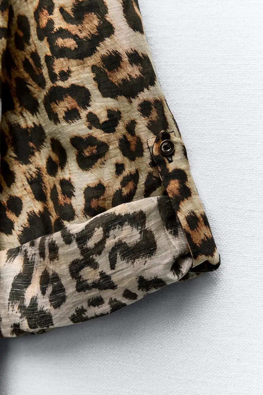 Women's Leopard Print Button-Down Shirt with Lapel Collar Long Sleeves and Front Pockets Stylish Animal Print Blouse Top for Fall Fashion