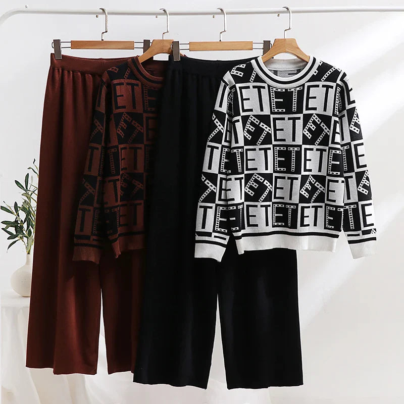 Elegant Women's Knitted Two Piece Tracksuit Set Loungewear with Knit Pants in Black and White