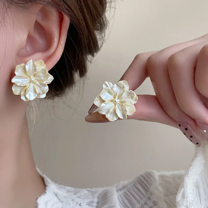 Acrylic White Camellia Flower Stud Earrings for Women Elegant Fashion Jewelry for Parties Weddings and Special Occasions