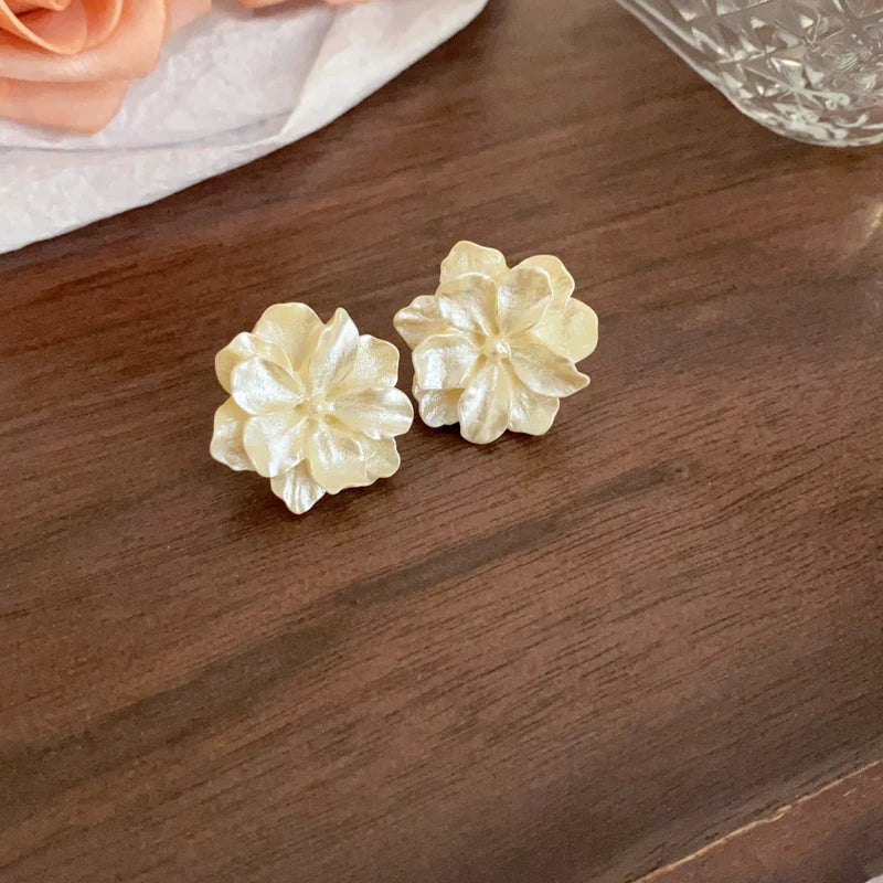 Acrylic White Camellia Flower Stud Earrings for Women Elegant Fashion Jewelry for Parties Weddings and Special Occasions