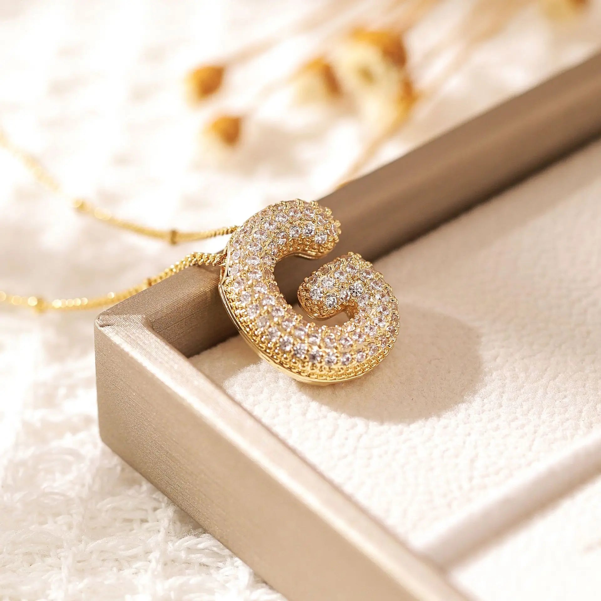 Exquisite Copper Gold-plated Zircon Pendant Minimalist Collarbone Chain Balloon Letter Necklace for Women