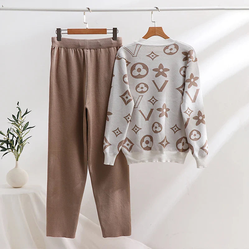 Elegant Women's Knitted Two Piece Tracksuit Set Loungewear with Knit Pants in Black and White