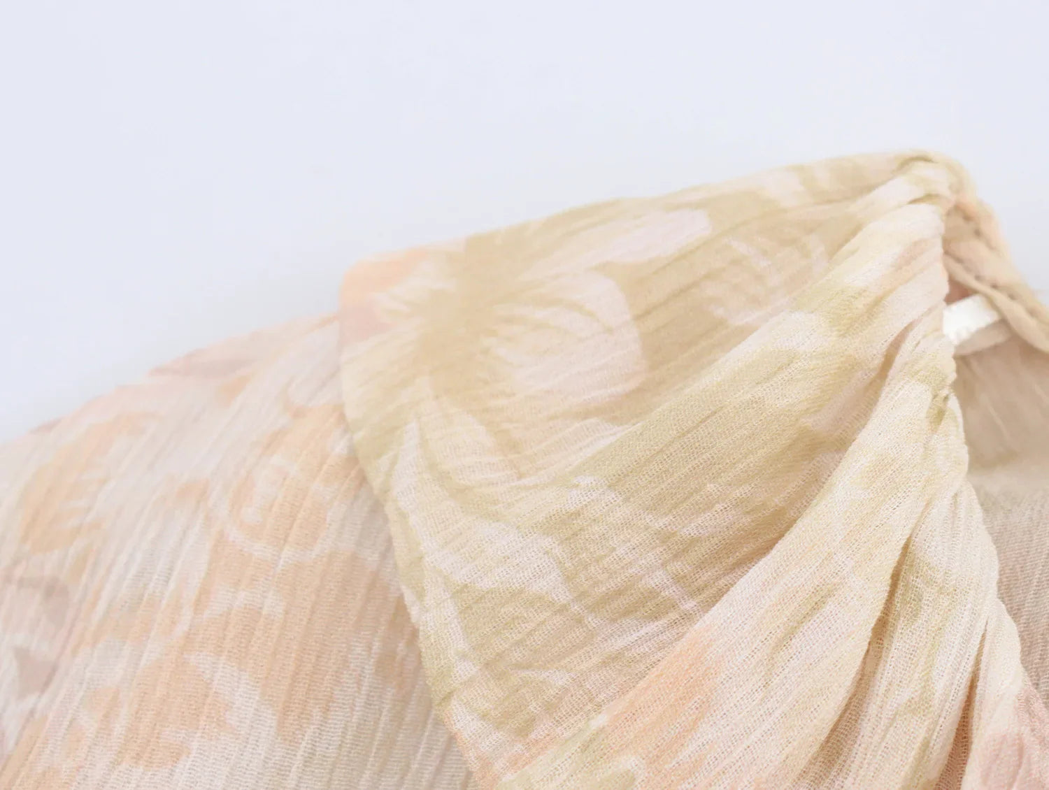 Loose Printed Blouse for Women with Pleated V-Neck Lantern Sleeves Single-Breasted Casual Pullover Shirt Chic Lightweight Spring Summer Top