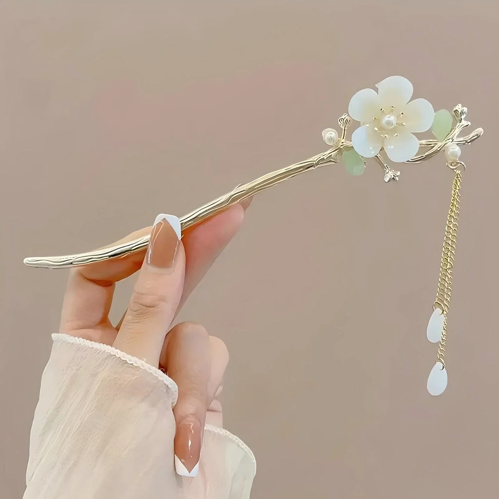 Traditional Chinese Hair Clip with Tassel and Floral Design Elegant Hairpin Accessory for Women