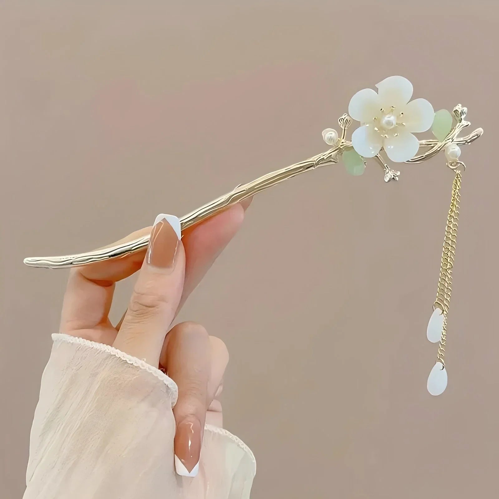 Traditional Chinese Hair Clip with Tassel and Floral Design Elegant Hairpin Accessory for Women