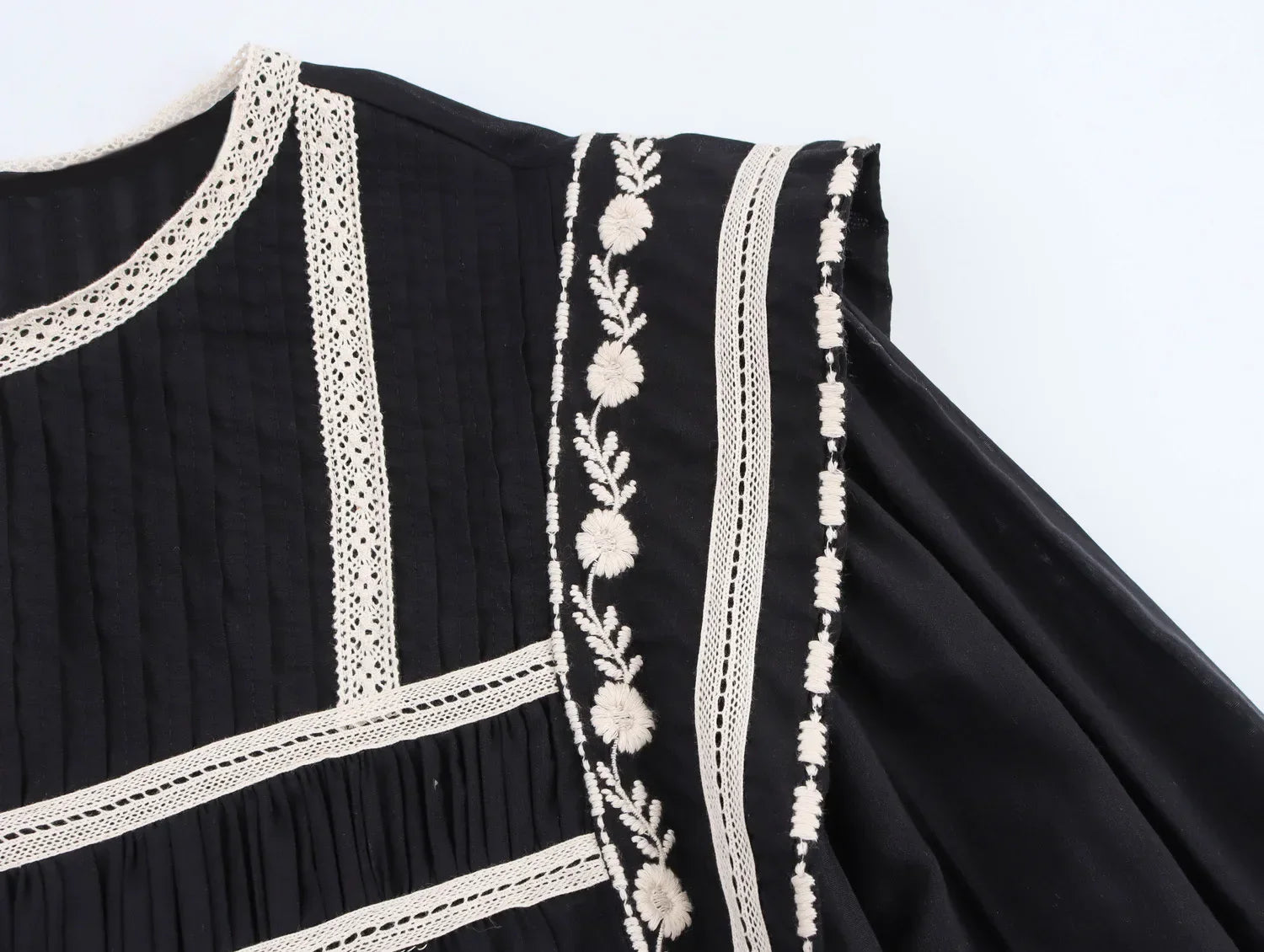 Women's Contrasting Color Embroidered Shirt with Round Neck Puff Sleeves and Loose Hem Casual Chic Top for Spring and Summer