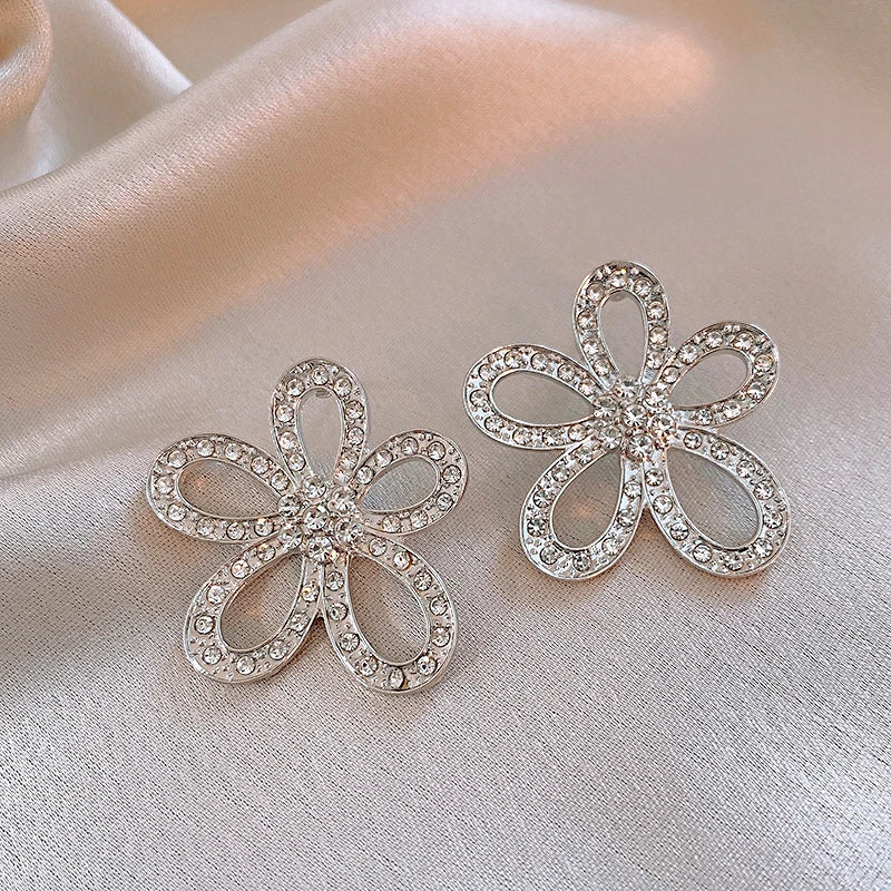 Elegant Pearl Flower Earrings for Women High-End Metal Design Trendy Fashion Accessories