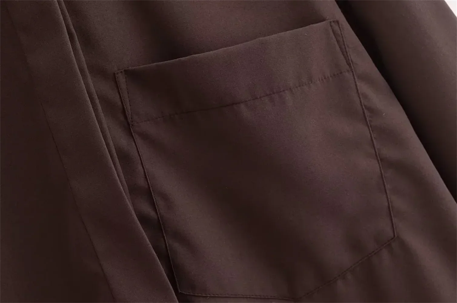 Women's Casual Poplin Shirt Top with Pocket Detail Lightweight Commuter Blouse Simple Elegant Autumn Wear