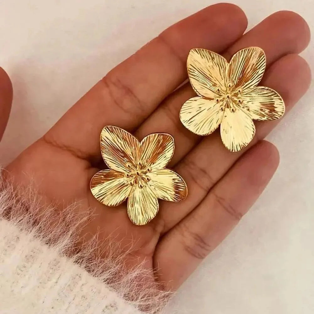 Hypoallergenic Vintage Flower Stud Earrings in 18k Gold Plated Stainless Steel for Women