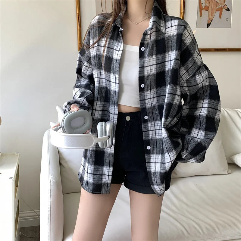 Women Oversized Tartan Plaid Shirt Jacket Long Sleeve Collared Button Up Grunge Style Spring Summer Outfit for Teenage Girls