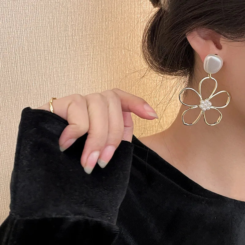 Elegant Pearl Flower Earrings for Women High-End Metal Design Trendy Fashion Accessories