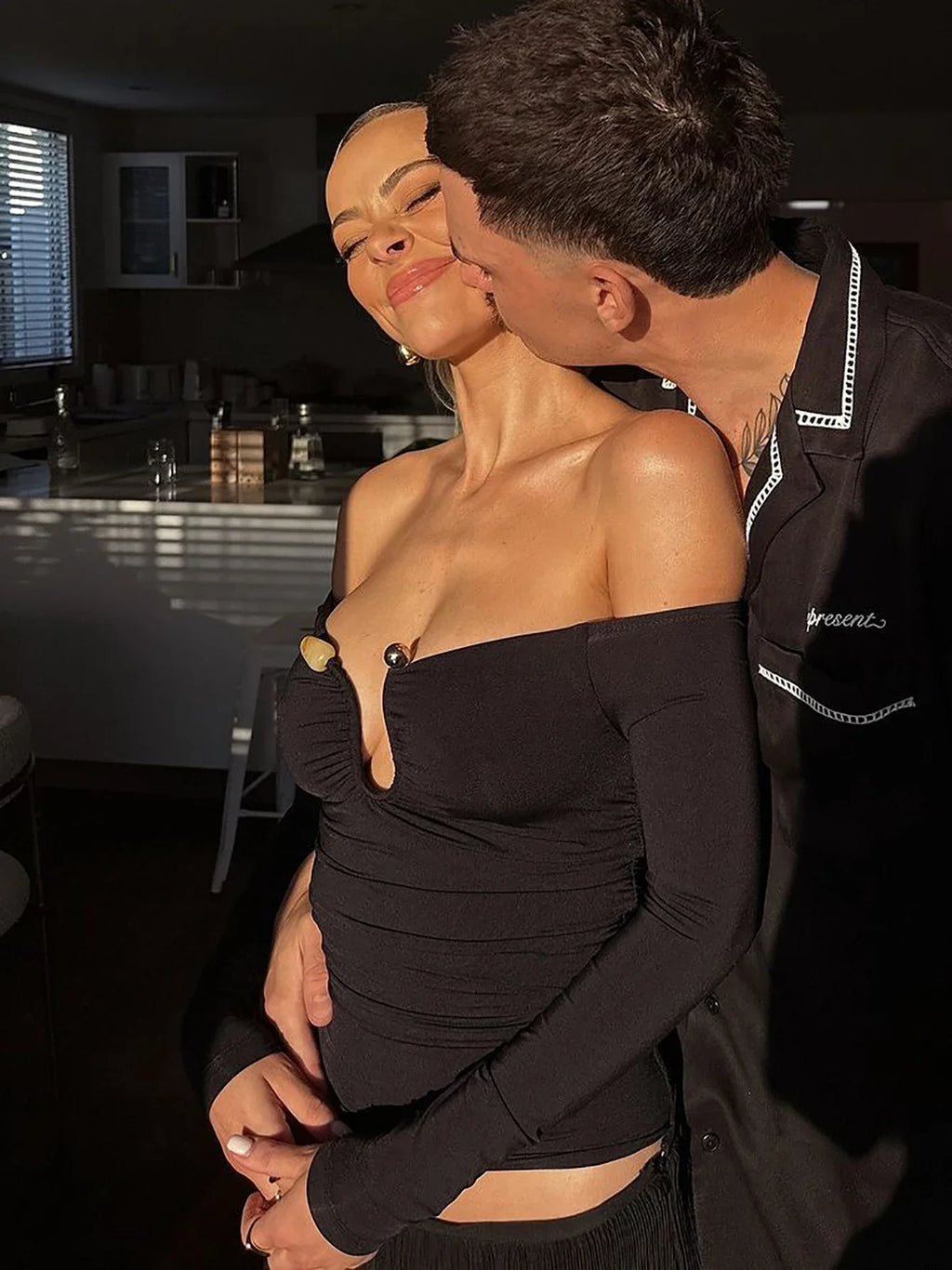 Off Shoulder Long Sleeve Button Ruched Bodycon Crop Top Sexy Elegant Solid Color Party Club Streetwear for Autumn and Winter