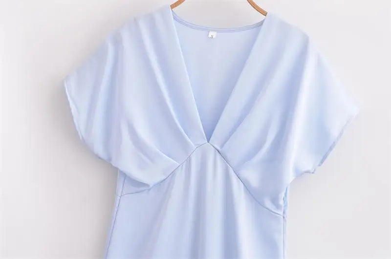 Elegant Summer Women's Dress with V-Neck Long Flowing Silhouette Comfortable Chic Fashionable Outfit for Young Women