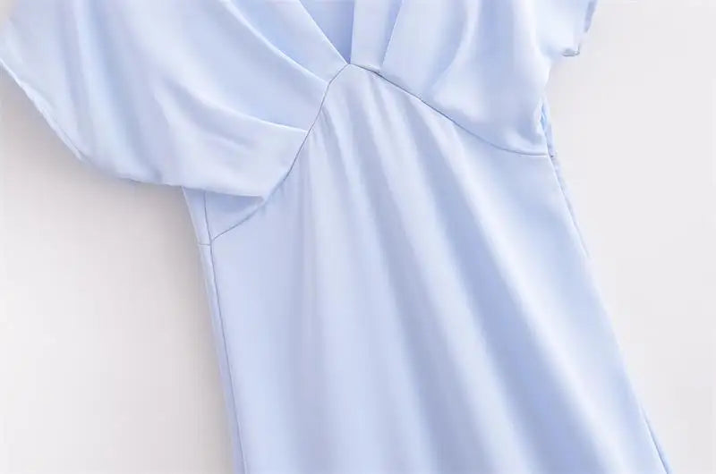 Elegant Summer Women's Dress with V-Neck Long Flowing Silhouette Comfortable Chic Fashionable Outfit for Young Women