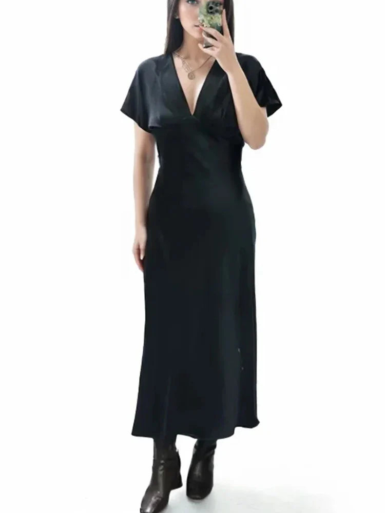 Elegant Summer Women's Dress with V-Neck Long Flowing Silhouette Comfortable Chic Fashionable Outfit for Young Women