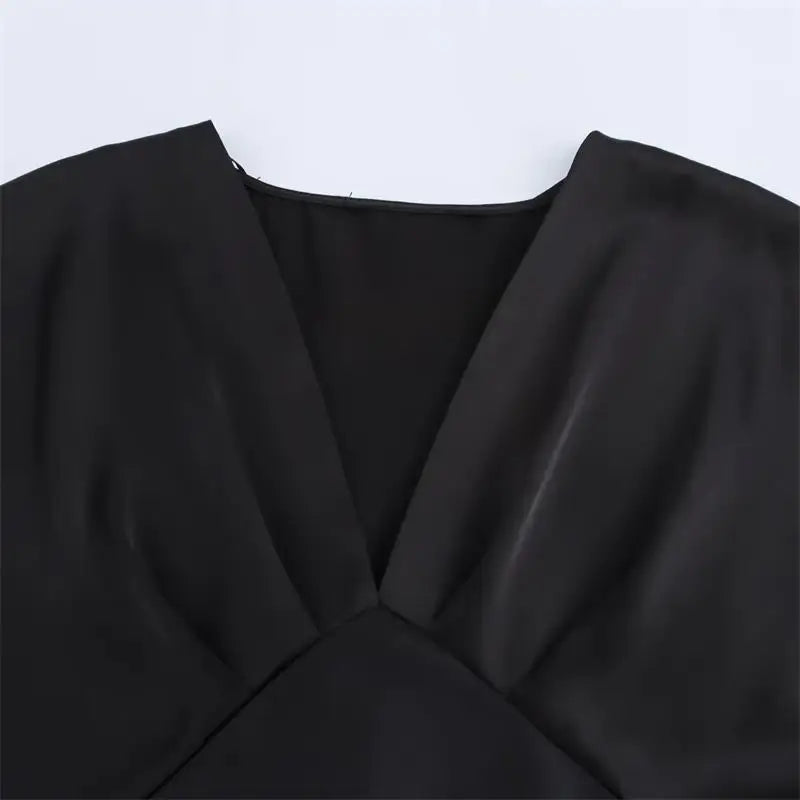 Elegant Summer Women's Dress with V-Neck Long Flowing Silhouette Comfortable Chic Fashionable Outfit for Young Women