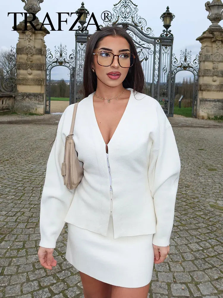 Women's Vintage Solid Color Knitted V-Neck Cardigan with Covered Buttons Long Sleeve Slim Fit Elegant Retro Top