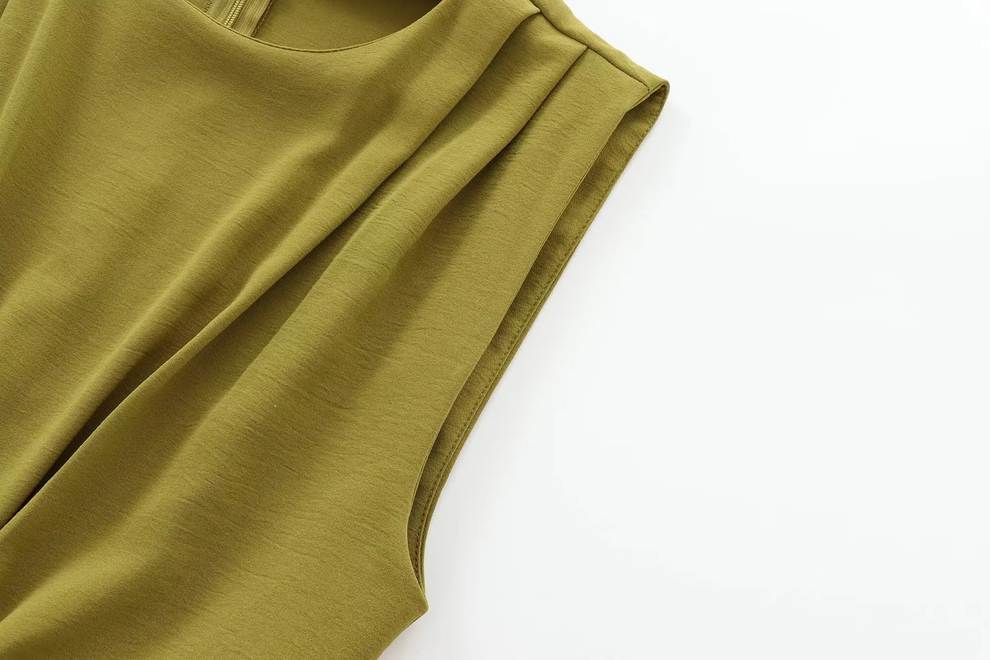 Elegant Sleeveless Long Dress with Open Design and Buckle Decorations for Autumn and Winter Fashion