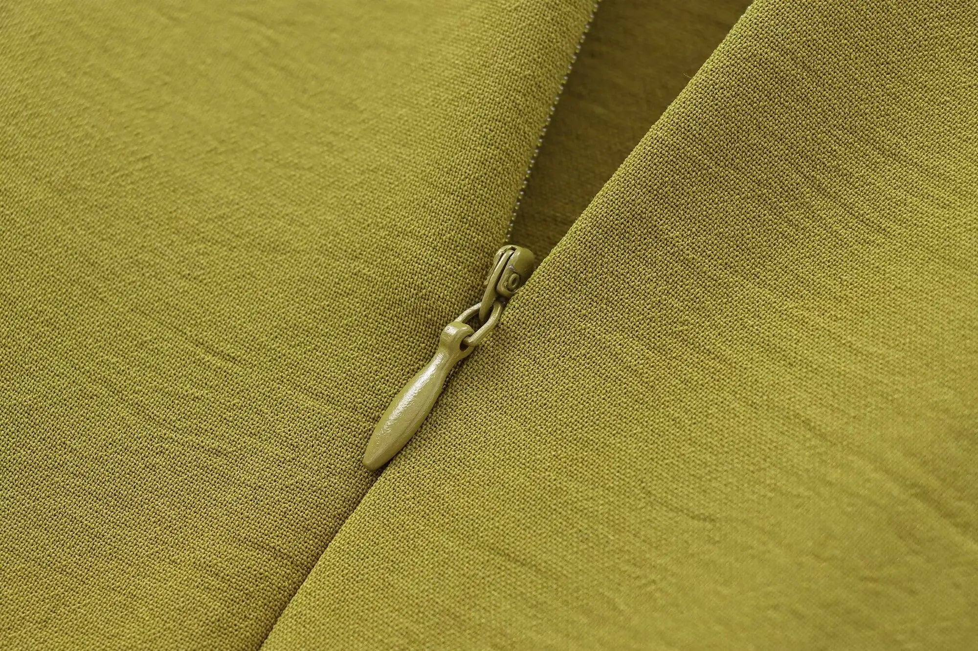 Elegant Sleeveless Long Dress with Open Design and Buckle Decorations for Autumn and Winter Fashion